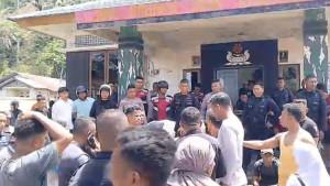 Sejumlah-warga-Bula-Kabupaten-SERAM-Bagian-Timur-Maluku-mengamuk-di-markas-Brimob-Kompi.jpg