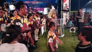 Teluk-Wondama-membawa-piala-Juara-Umum-dalam-Festival-Seni-dan-Budaya-Papua-Barat.jpg