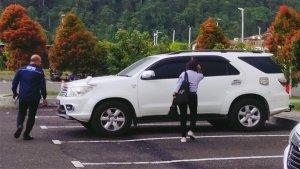 Tersangka-LS-baju-putih-didampingi-kuasa-hukumnya-Erwin-Rengga.jpg