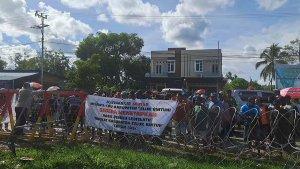 Unjuk-rasa-di-depan-Kantor-KPU-Teluk-Bintuni-Papua-Barat-Kamis-732024.jpg