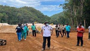 Untung-Tamsil-saat-meninjau-kembali-lokasi-groundbreaking-pabrik-pupuk.jpg