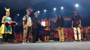 Yacobs-Fonataba-didampingi-Kepala-Dinas-Pariwisata-dan-Kebudayaan-Papua-Barat-Neles-Dowansiba.jpg