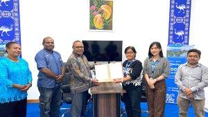 Yustinus-Rumabur-bersama-dua-komisioner-KPU-Teluk-Wondama.jpg