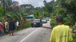 blokir-jalan-1.jpg