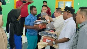 bupati-Samaun-bagi-seragam-gratis.jpg