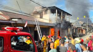 kebakaran-hebat-yang-melahap-deretan-pertokoan-di-Jalan-Izak-Telussa-di-Kabupaten-Fakfak.jpg