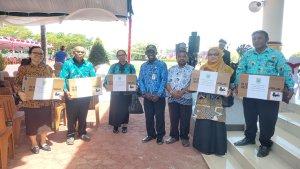 menerima-hibah-laptop-di-momen-HUT-ke-24-Provinsi-Papua-Barat.jpg