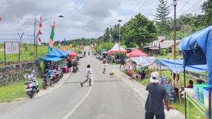 otret-para-pedagang-musiman-yang-mulai-menjajakan-dagangan-di-areal-Runway-Bandara-Torea.jpg