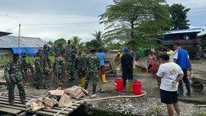 personel-Yonif-761KA-bersama-masyarakat-di-SP-3-mengaduk-semen-dan-pasir.jpg