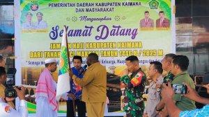 saat-menerima-kembali-bendera-Kaimana-dari-jemaah-haji.jpg