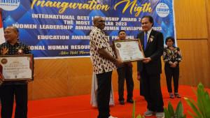 yohanis-momot-terima-penghargaan-pupr-papua-barat.jpg
