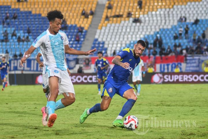 Arema-FC-Paulo-Roberto-Moccelini-kanan-PSBS-Biak-Kevin-Alexander-kiri.jpg