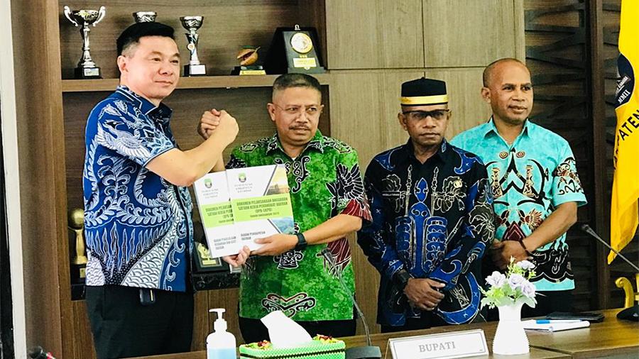 Arsami-saat-menerima-Dokumen-Penggunaan-Anggaran-DPA-dari-Bupati-Kaimana.jpg