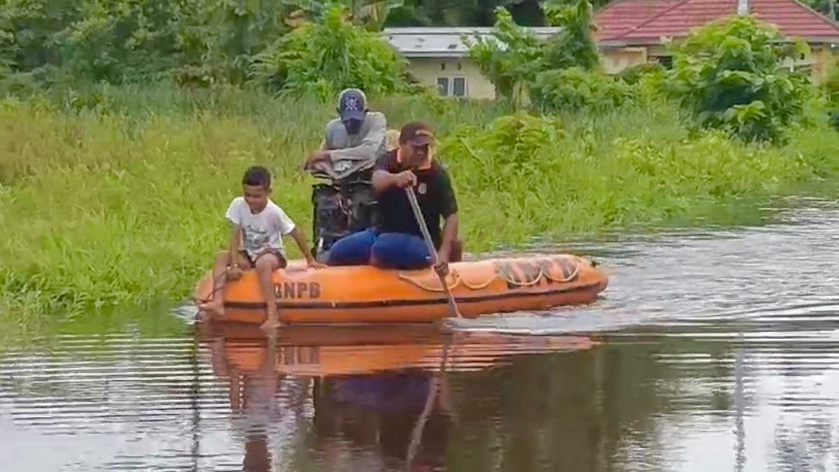 Hujan Deras Lumpuhkan Akses Jalan di Kaimana, BPBD Turunkan Perahu Karet