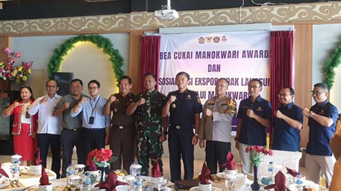 Bea-Cukai-Manokwari-memberikan-penghargaan-kepada-21-instansi.jpg