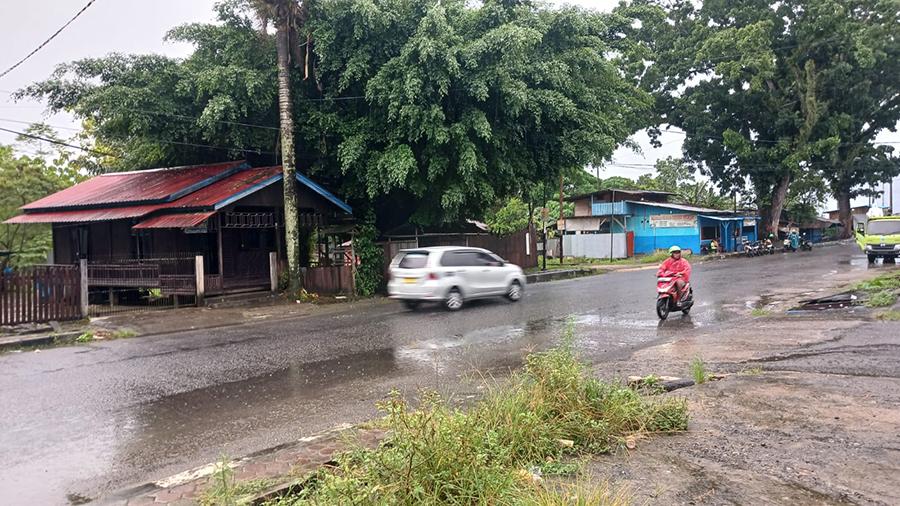 Beberapa-pengendara-menerobos-hujan-di-Jalan-Trikora-Rendani.jpg