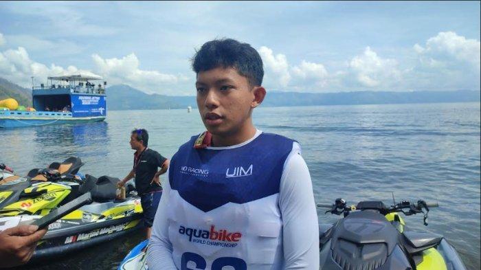 Boanerges-Ratag-saat-di-Dermaga-Silahisabungan.jpg
