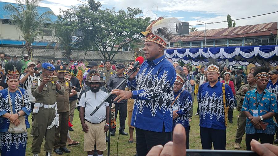 Bupati-Jayapura-sekaligus-Ketua-Umum-KMAN-VI-Matius-Awoitauw.jpg