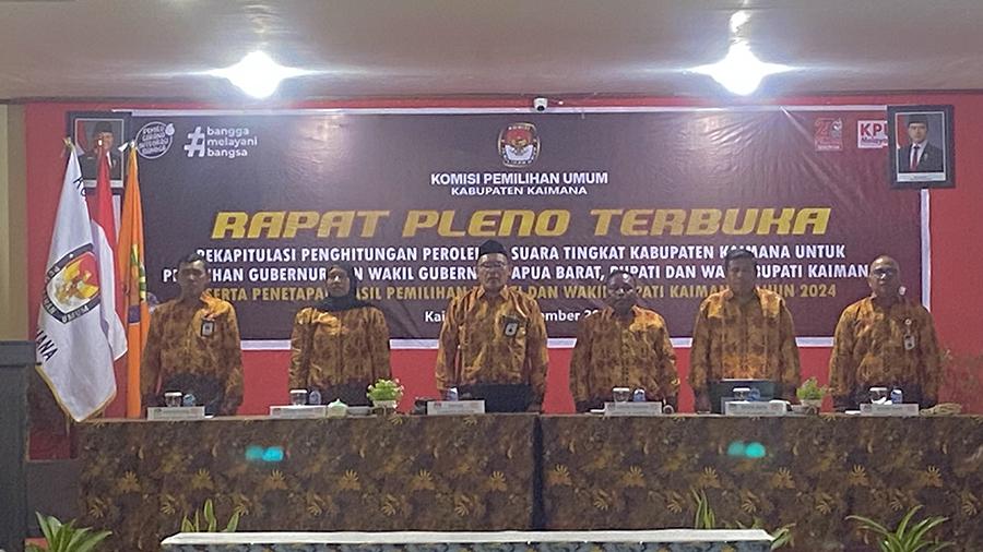 Candra-Kirana-didampingi-empat-komisioner-dan-Sekretaris-KPU-Kaimana.jpg