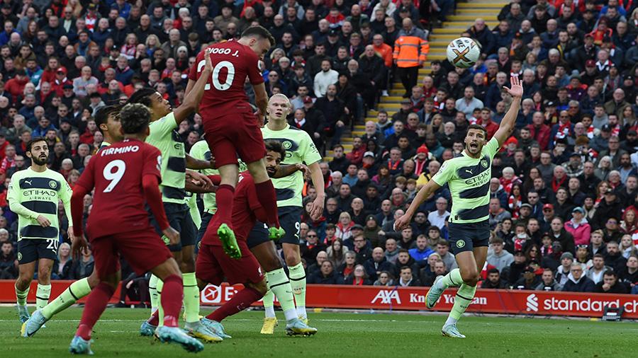Diogo-Jota-berduel-di-udara-saat-duel-Liverpool-menghadapi-Manchester-City.jpg