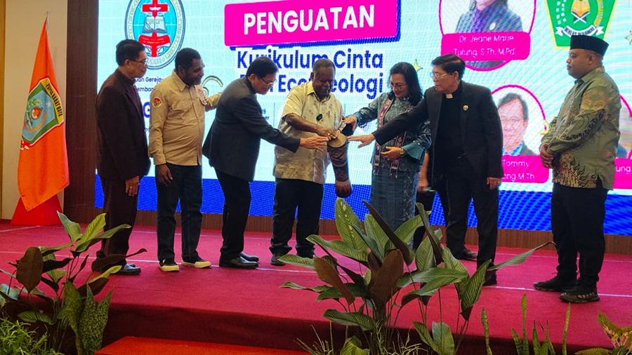 Elisa-Kambu-membuka-seminar-bertema-Kurikulum-Cinta-dan-Ekoteologi.jpg