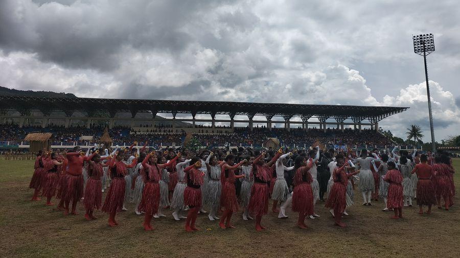 Formasi-melingkar-tari-kolosal-dalam-pembukaan-KMAN-VI-di-Stadion-Barnabas-Youwe.jpg