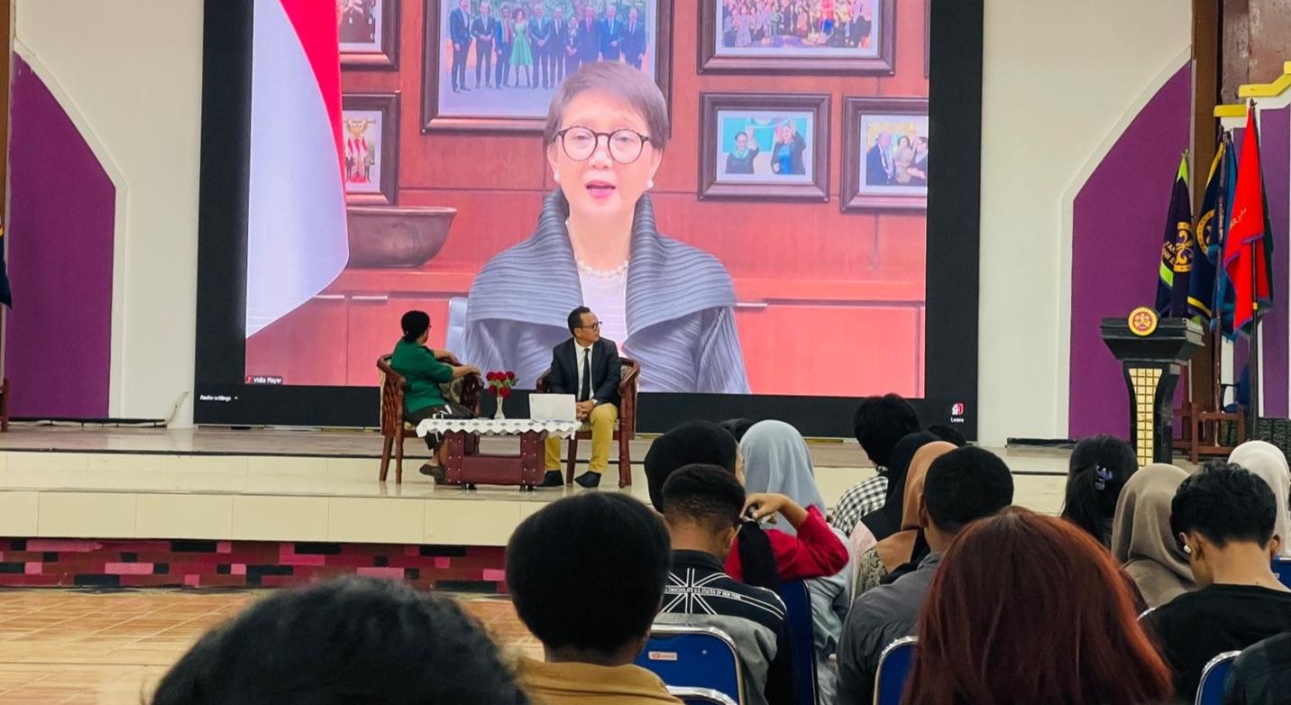 Retno Marsudi Ajak Mahasiswa UNIPA Tak Lelah Mencintai Indonesia