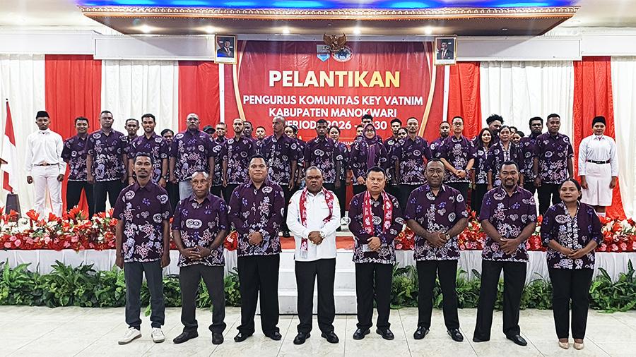 Hermus-Indou-bersama-pengurus-Komunitas-Key-Vatnim-di-Manokwari.jpg