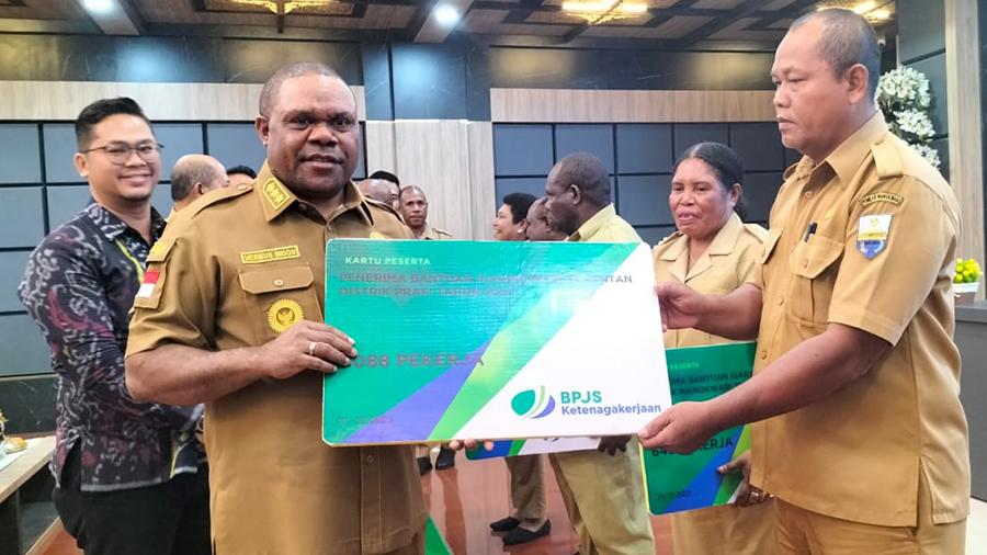 Hermus-Indou-menyerahkan-secara-simbolis-kartu-BPJS-Ketenagakerjaan.jpg