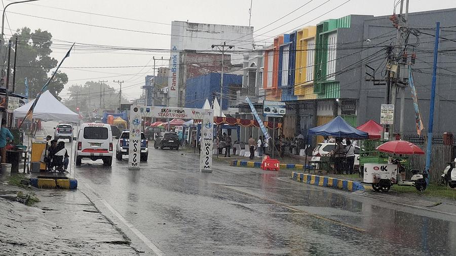 Hujan-mewarnai-5K-Color-Run-yang-digelar-di-Kota-Manokwari.jpg