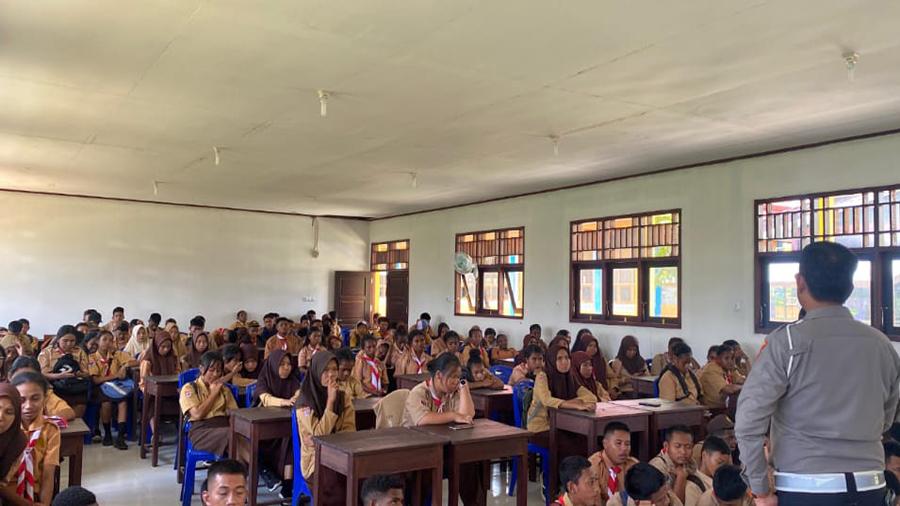 Iptu-Yan-Yan-sebagai-pemateri-sosialisasi-di-SMA-YPPK-Santa-Arnoldus.jpg