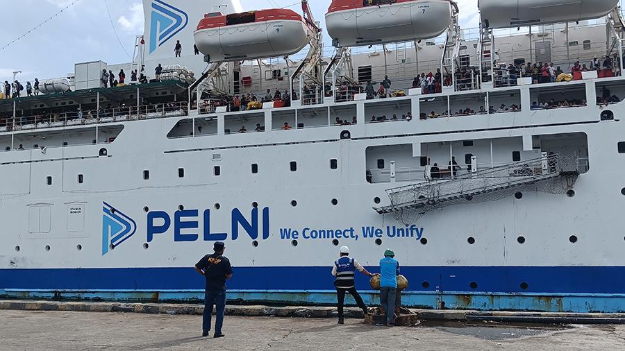 KM-Labobar-bersandar-di-Pelabuhan-Manokwari.jpg