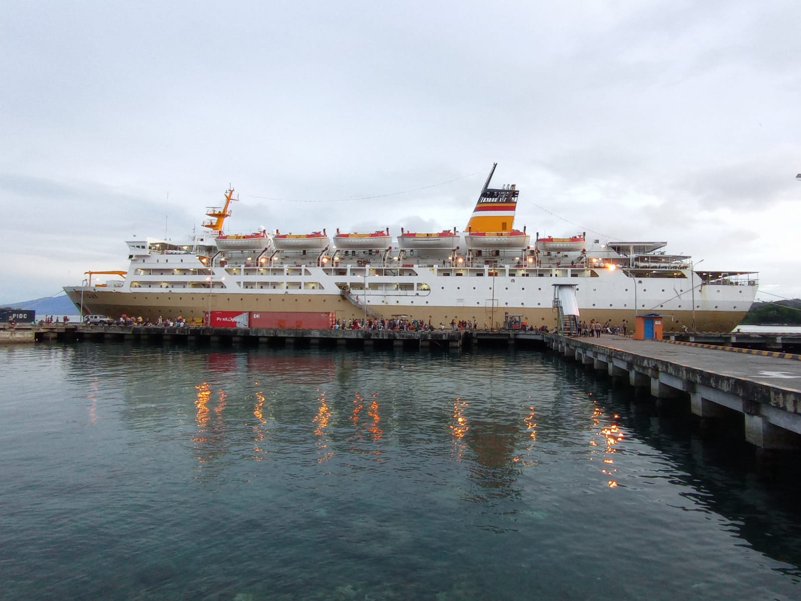Kapal-Pelni-yang-sedang-standar-di-Pelabuhan-Manokwari.jpg