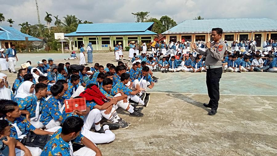 Kasatlantas-Iptu-Yan-S-Payung-menyosialisasi-tertib-berlalu-lintas.jpg