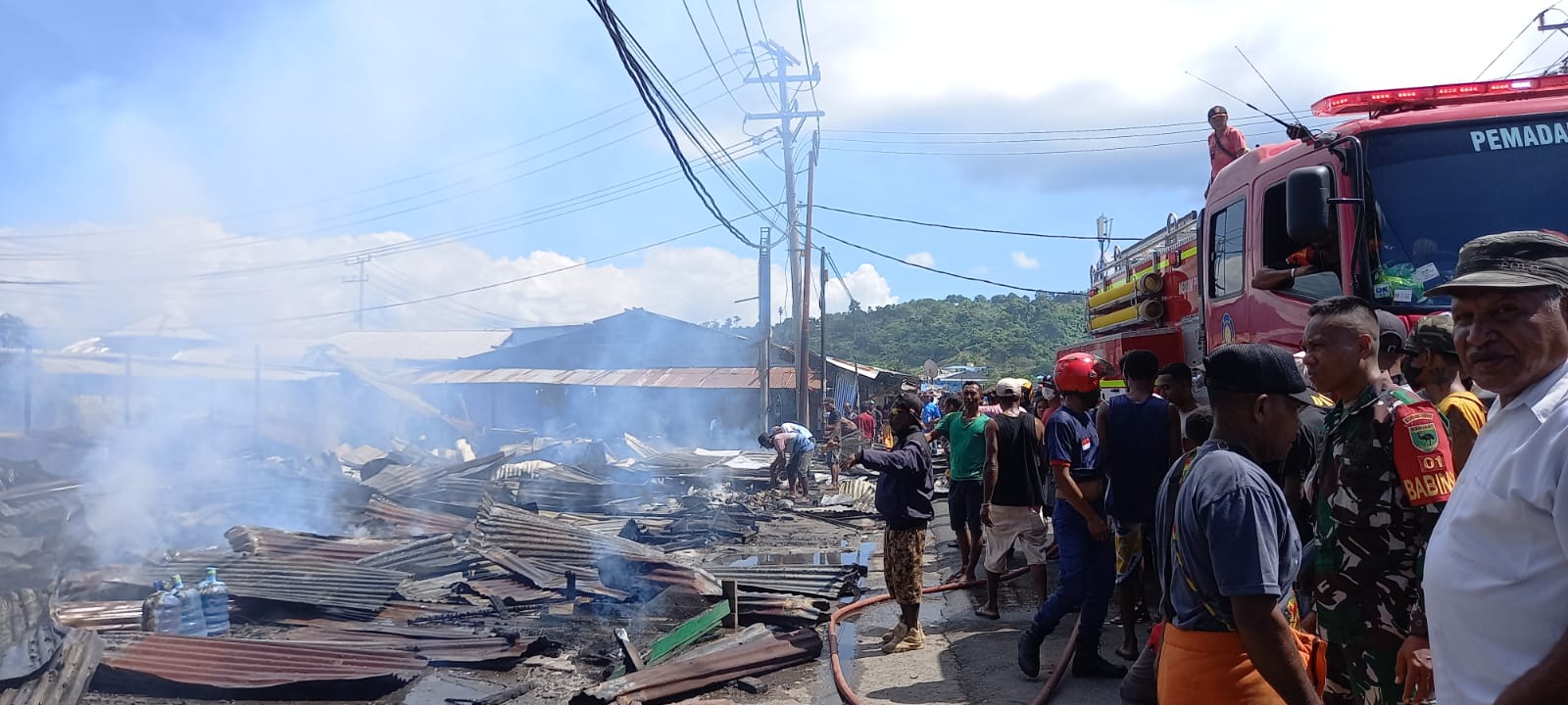Cepat Membesar, Belasan Petugas Damkar Manokwari Berjibaku Padamkan Api