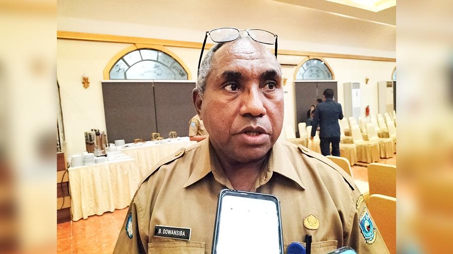Kepala-Dinas-Pendidikan-Papua-Barat-Barnabas-Dowansiba-saat-ditemui-awak-media.jpg