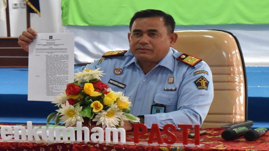 Kepala-Kanwil-Kemenkumham-Papua-Barat-Taufiqurrakhman-memimpin-rapat-Tim-Efektif.jpg