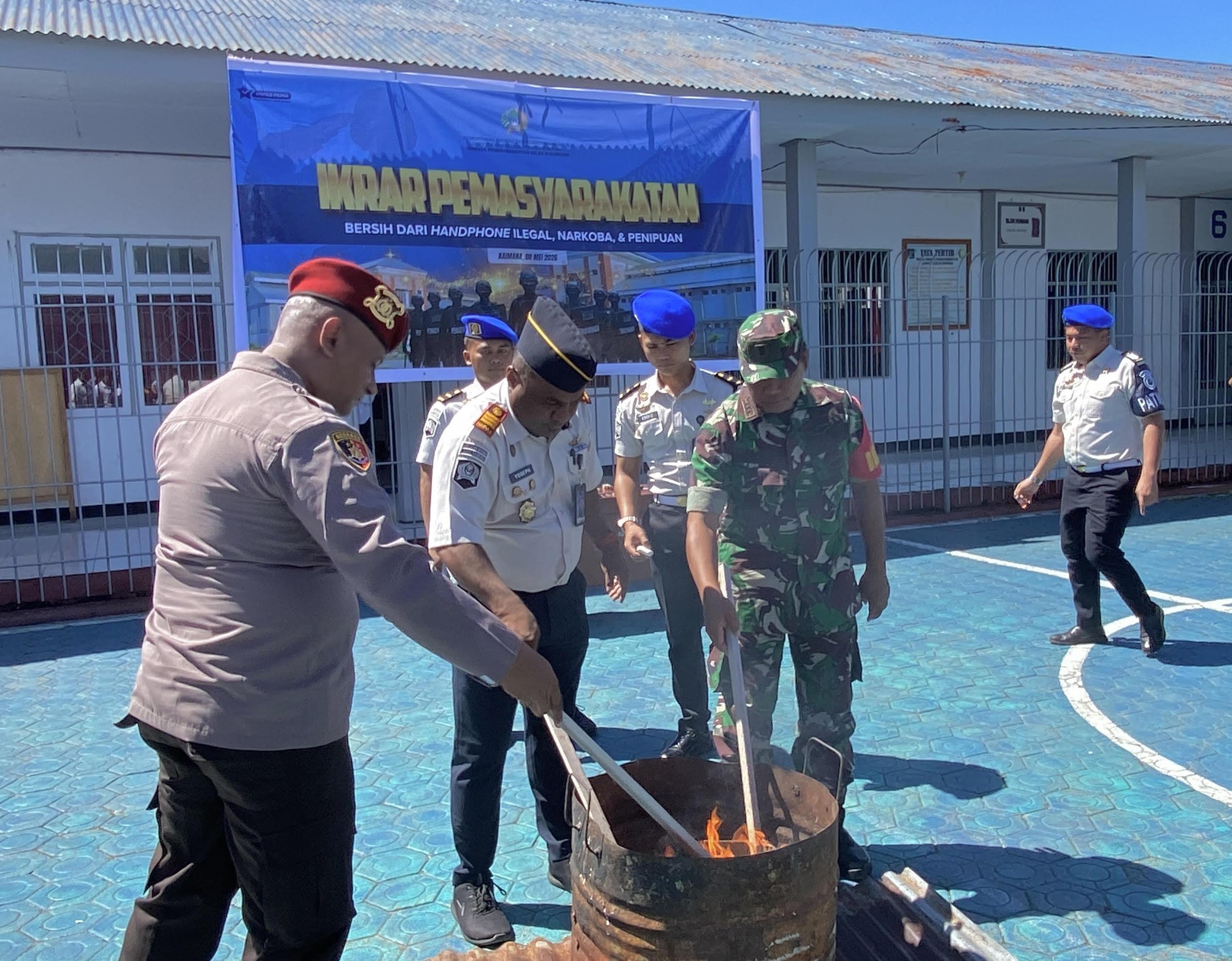 Kepala-Lapas-musnahkan-hasil-razia-dengan-cara-dibakar.jpg