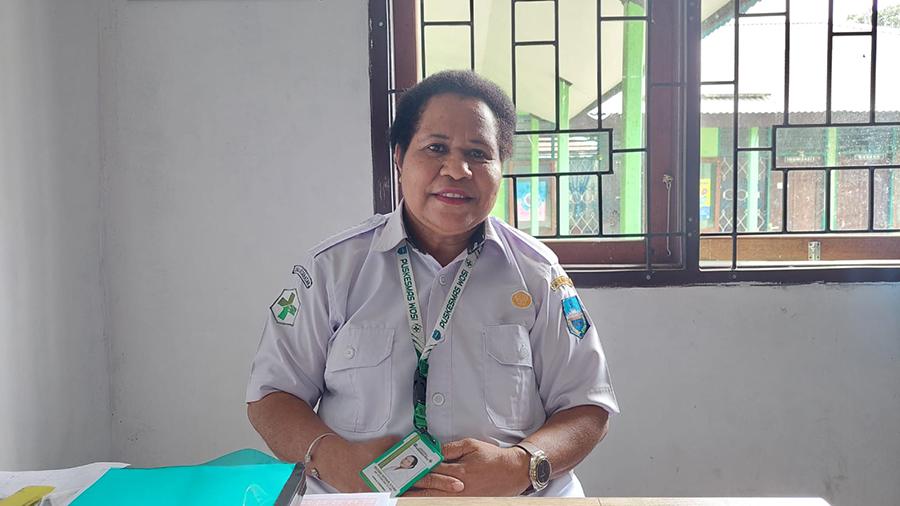 Kepala-Puskesmas-Wosi-Selfiana-Safkaur.jpg