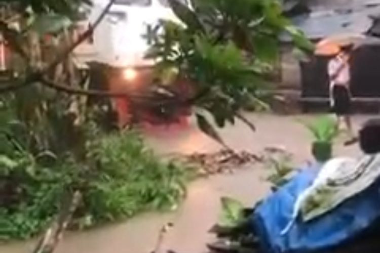 Video Viral Kereta Api Berhenti karena Rel Terendam Banjir di Jember, Ini Penjelasan PT KAI