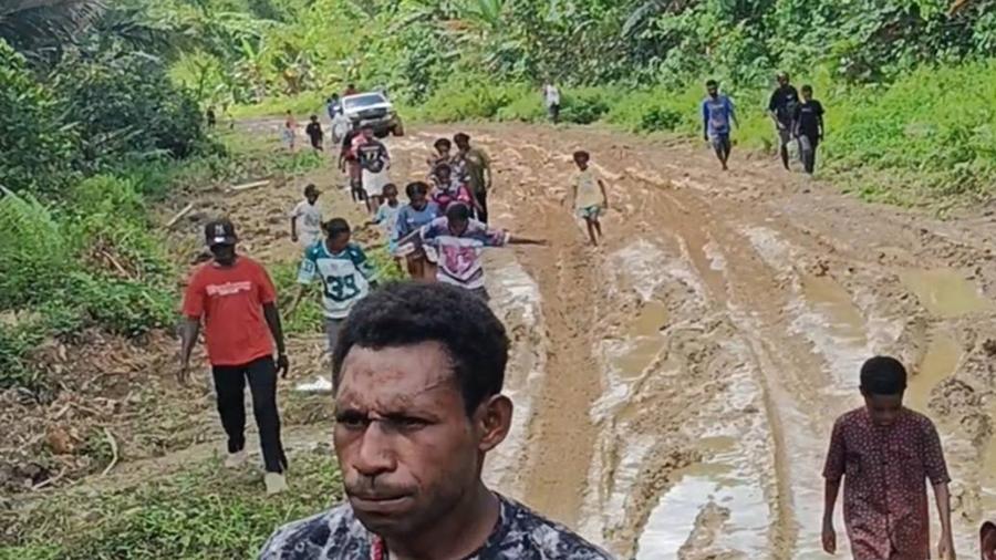 Korneles-Waney-soroti-jalan-rusak-di-Kampung-Idor-dan-Yensei-Teluk-Bintuni.jpg
