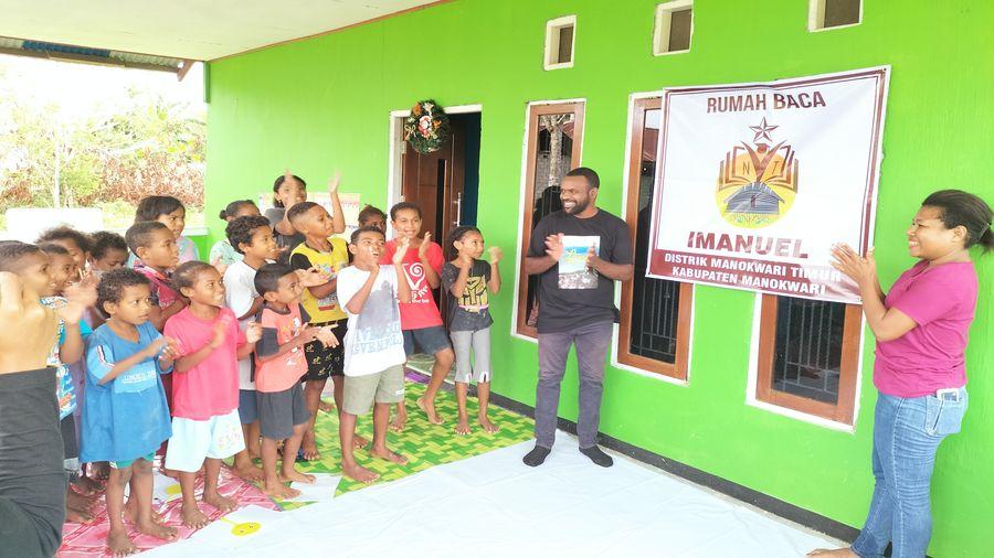 Lamek-Dowansiba-memperkenalkan-rumah-belajar-Imanuel-di-Pasir-Putih.jpg