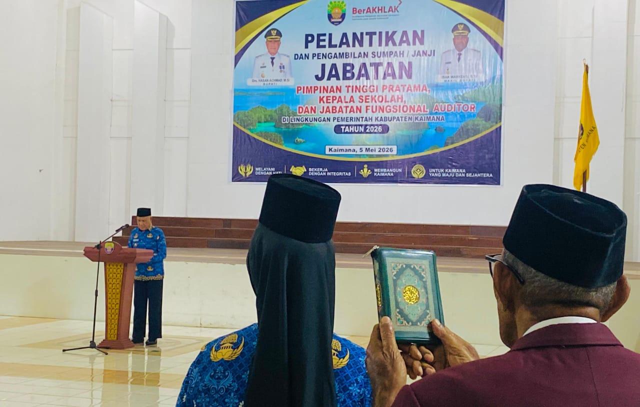 Bupati Hasan Achmad Lantik 28 Kepsek, Auditor dan Kepala Dinas di Lingkup Pemda Kaimana