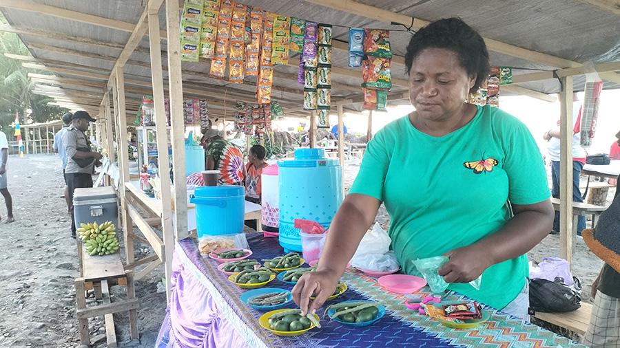 Lapak-jualan-mama-mama-Papua-di-sekitar-Venue-Voli-Pantai-Ferdinand-Waterpauw.jpg