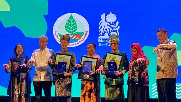 Loesye-Fainno-tengah-menjadi-pahlawan-mangrove-di-Kampung-Friwen.jpg