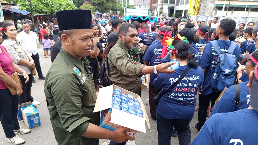 Luksen-Jems-Mayor-ikut-membagikan-air-mineral-kepada-peserta-Pawai-Budaya.jpg