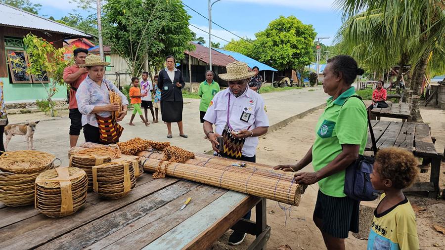 Luksen-Jems-Mayor-membeli-produk-mama-mama-Papua.jpg