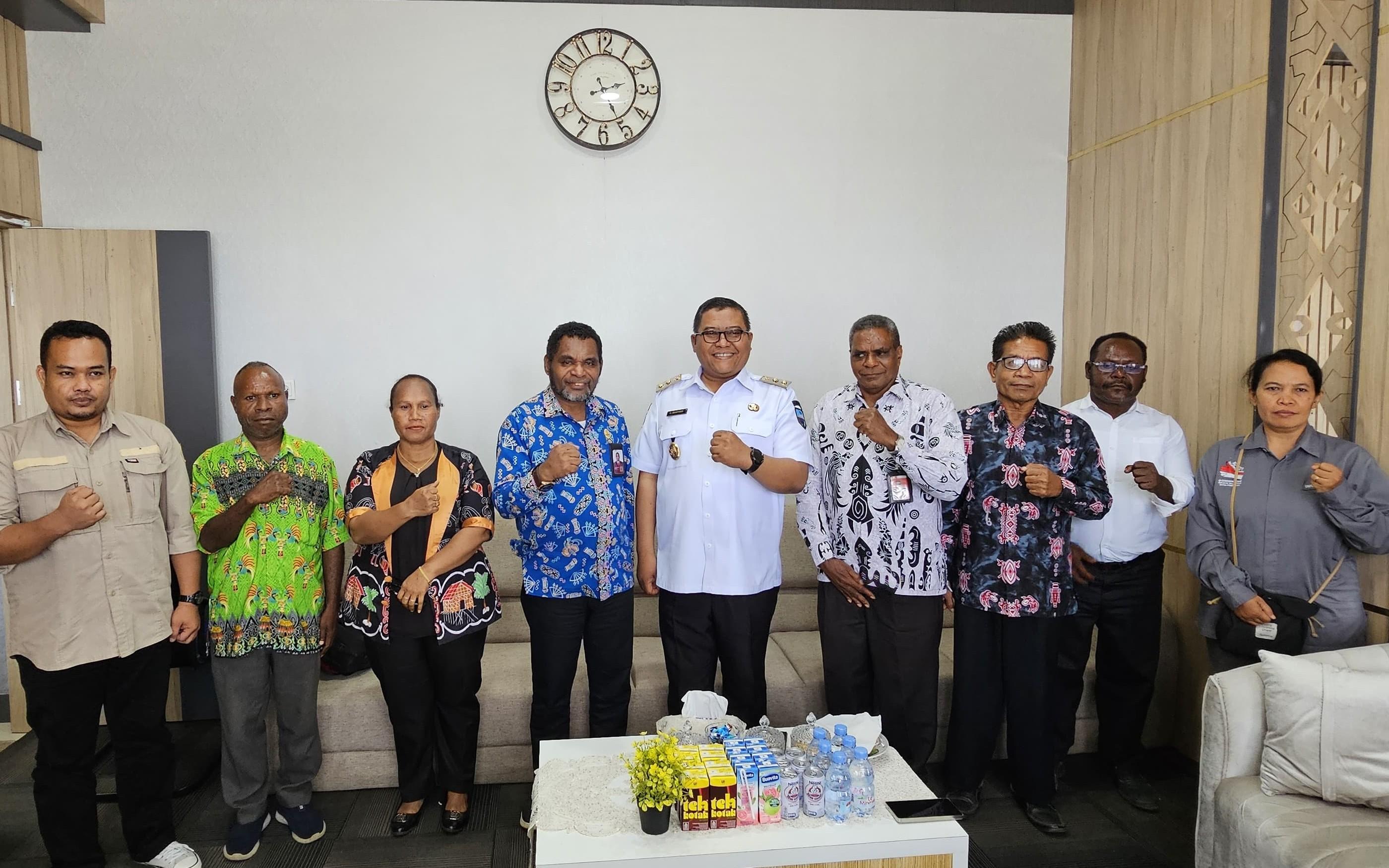 Luksen Mayor Bertemu Wabup Mugiyono, Sinkronkan Program dan Layanan Keagamaan di Manokwari