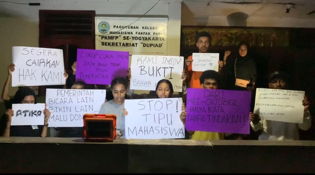 Mahasiswa-Fakfak-di-kota-studi-Yogyakarta-membentangkan-sejumlah-poster.jpg