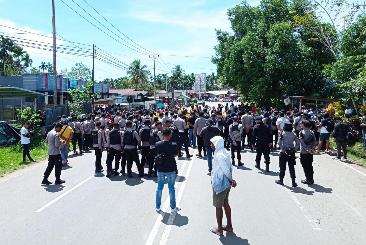 Massa-aksi-blokade-jalan-Gunung-Salju-Distrik-Manokwari-Barat-Kabupaten-Manokwari.jpg